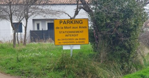 panneau d'annonce de la fermeture provisoire du parking du chemin de la mort aux anes