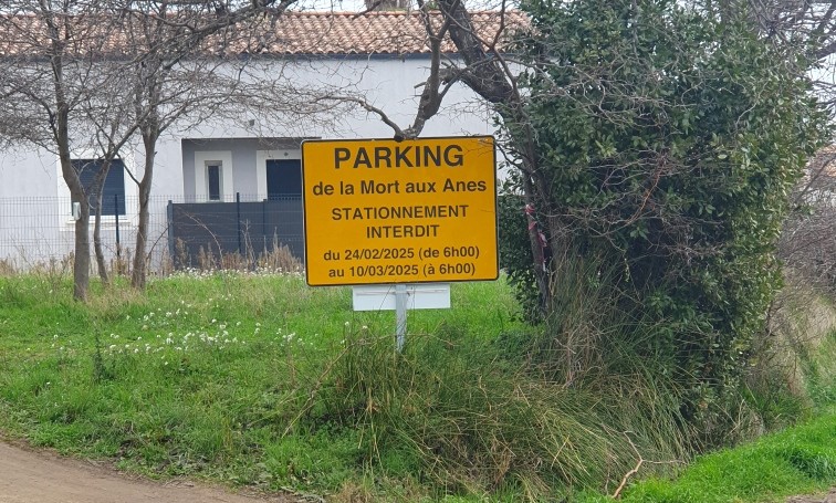 panneau d'annonce de la fermeture provisoire du parking du chemin de la mort aux anes