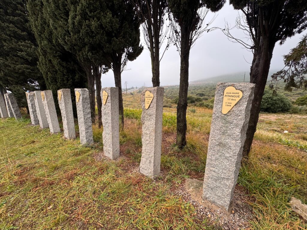 16 stèles en hommage aux 16 hommes fusillés sur le site de la madeleine à Villeneuve-lès-Maguelone