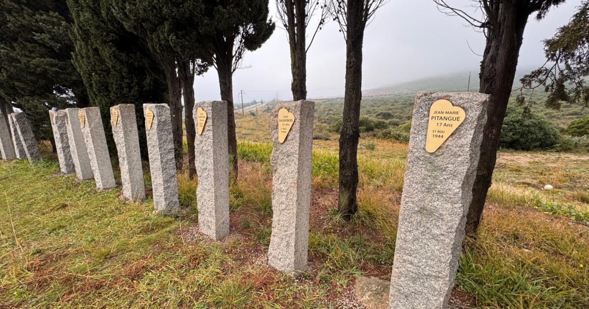 16 stèles en hommage aux 16 hommes fusillés sur le site de la madeleine à Villeneuve-lès-Maguelone